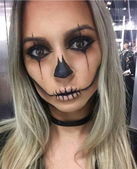 Clown/Jester Skull Half Face Halloween Makeup, Easy Skeleton Makeup, Jester Skull, Skeleton Makeup Tutorial, Skull Clown, Creepy Clown Makeup, Maquillage Halloween Simple, Clown Jester, Halloween Makeup Sugar Skull