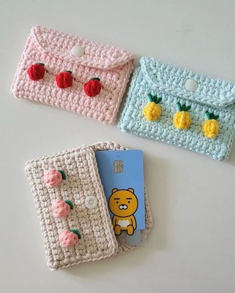 crocheted mini purse is available 💗🤭 Mini porte de feuilles est dispoo 🤭💕 Livraison disponible vers 58 wilayas 🇩🇿✅ . . . #aesthetic #minipurse #crochet #algeria #dzpower #dzair #cute #dzbloggers🇩🇿💞 Crochet Teacher Gifts, Diy Crochet Hook, Crochet Studio, Crochet Mini Bag, Purse Diy, Quick Projects, Crocheted Bags, Bags Pattern, Free Crochet Bag