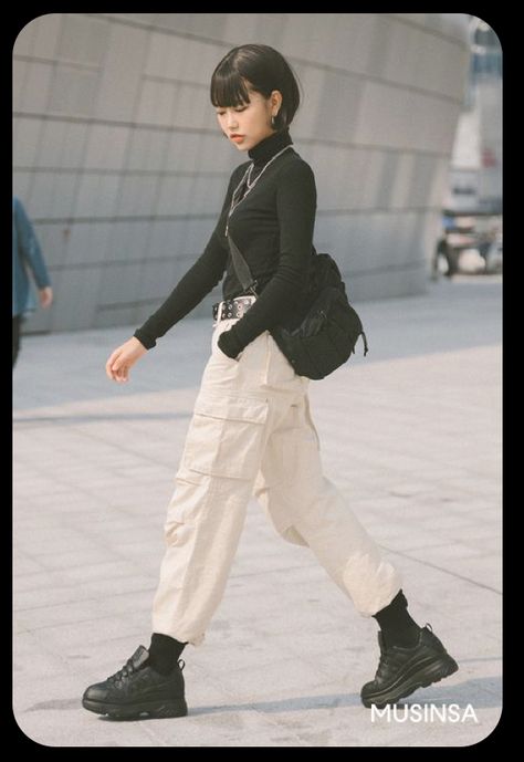 Japan Street Style Fashion, Asian Street Wear Female, Tokyo Streetwear Fashion, Korean Street Fashion Female, Japanese Street Fashion Fall, Streetwear Fashion Women Asian, South Korea Style Fashion, Womens Japanese Streetwear, Seoul Fashion Week 2022