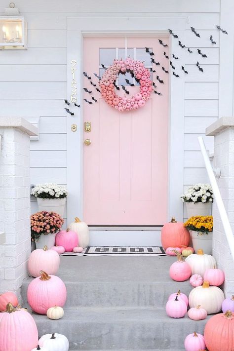 What is the first thing that comes to mind when you think of Halloween? Chances are, it's the image of a spooky, haunted house. The front porch is often the most crucial part of creating this effect. It's the first thing guests see when they arrive, setting the tone for the rest of the evening. Visit our site for 30 Halloween porch decorating ideas to inspire you. Colourful Halloween, Halloween Banners, Fall Front Porch Decor Ideas, Girly Halloween, Halloween Decor Diy, Halloween Trends, Halloween Front Doors, Casa Halloween, Halloween Front Porch Decor