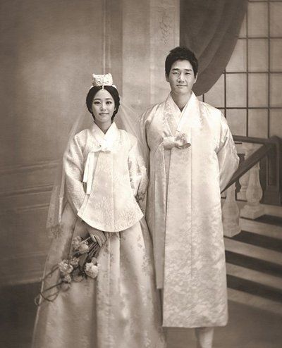 Model and actress Kim Hyo-jin, the spouse of actor Yoo Ji-tae, showed off a professional model look in her photos. Top 7 Korean stars with best wedding photos Korean Celebrity Couples, Korean Wedding Dress, Korean Traditional Dress, Vintage Wedding Photos, Korean Hanbok, Korean Wedding, Traditional Clothes, Korean Traditional, Korean Dress