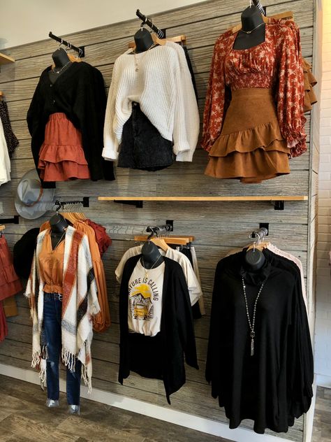 Western Boutique Display, Boutique Merchandising, Fashion Store Display, Boutique Store Displays, Visual Merchandising Fashion, Clothing Store Displays, Boutique Display, Retail Inspiration, Western Boutique