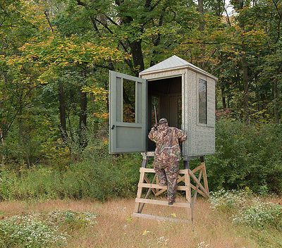 Deer Blind Ideas, Tree Stand Ideas, Deer Blind Plans, Deer Hunting Stands, Bow Hunting Gear, Shooting House, Deer Blinds, Tree Stand Hunting, Blind Ideas