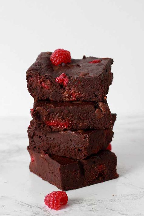 Vegan Raspberry Brownies Magic Chocolate Cake, Chocolate Raspberry Brownies, Brownie Vegan, Chocolate Chiffon Cake, Chocolate And Raspberry Tart, Best Vegan Desserts, Vegan Chocolate Mousse, Raspberry Brownies, Raspberry Desserts