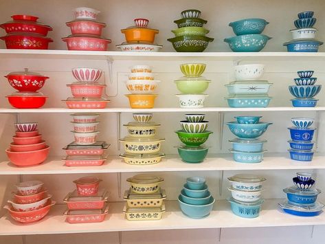 Pyrex Girl on Instagram: “What was once a closet is now a Pyrex rainbow 🌈 . . . #pyrex #pyrexcollector #pyrexcollection #cathrineholm #cathrineholmlotus…” Pyrex Display, Pyrex Collection, Fire King, Pyrex Vintage, Displaying Collections, Vintage Vibes, Pyrex, Vintage Kitchen, Selena Gomez