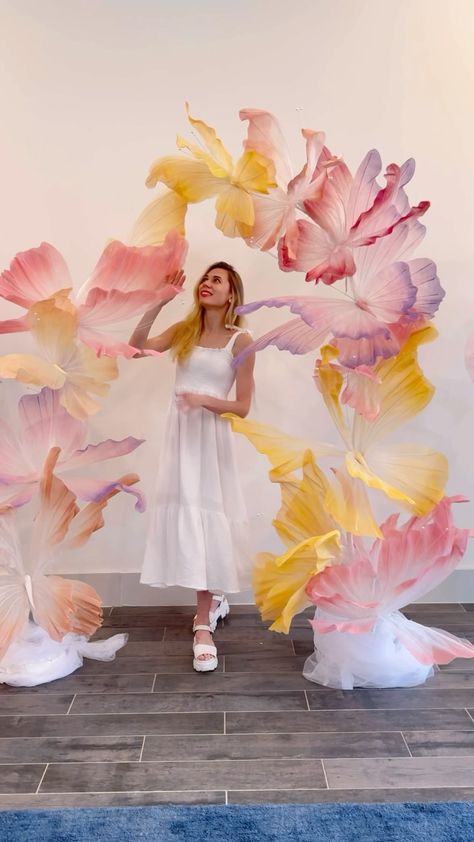 DIY & Tutorials Giant Flowers | Alina Zadorozhna | 5 minutes setup!💓 Giant Butterflies + Ombré Silk Flowers🤗🌸🌸🌸 #giantflowers ##giantflower #silkflowers #silkflowersarrangement… | Instagram Butterfly Arch, Giant Butterfly, Paper Garden, Birthday Party Photography, Wedding Backdrop Design, Wedding Backdrop Decorations, Organza Flowers, Giant Flowers, Backdrop Design