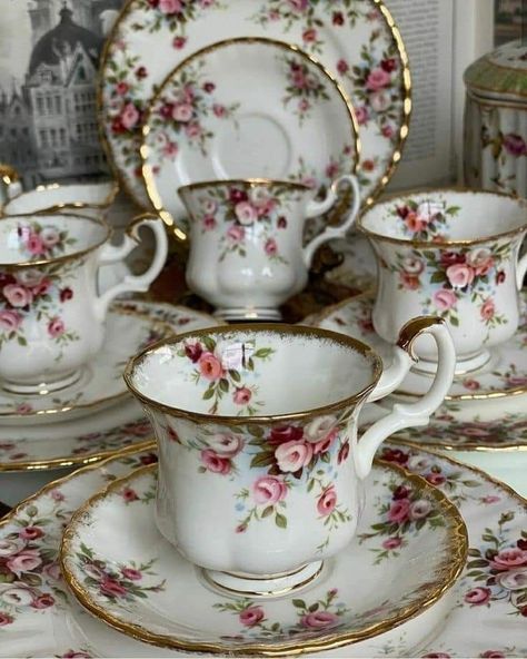 Royal Albert Cottage Garden Vintage Tea Time, Crockery Design, Vintage Tea Sets, Tea Cup Collection, Vintage Crockery, Caramel Blonde, Hair Silky, Pretty Tea Cups, Invisible Lace