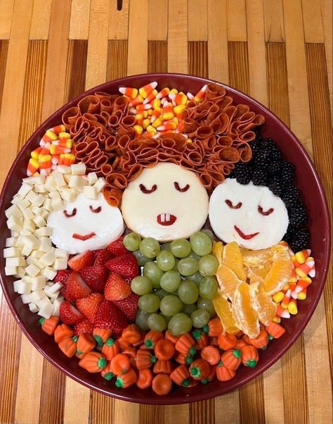 Trick Or Treat Appetizers, Hocus Pocus Board Food, Halloween Fruit Charcuterie Board Ideas, Bring Your Own Board Party Halloween, Hocus Pocus Food Board, Easy Halloween Cheese Board, Halloween Charcuterie Board Hocus Pocus, Easy Hocus Pocus Charcuterie Board, Halloween Treats Hocus Pocus