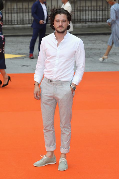 Kit Harington beige pant and collarless button up shirt. Casual Style Spidey Sona, Collarless Shirt Men, Chinos Men Outfit, Gemini Hair, Summer Exhibition, Johannes Huebl, Kit Harrington, 2023 Fashion Trends, Formal Men Outfit