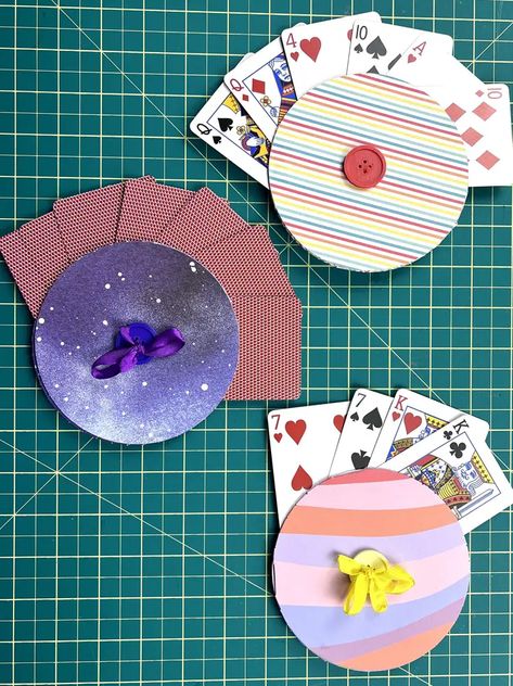 DIY Playing Card Holder - Katherine Learns Stuff! Cd Card, Playing Card Crafts, Badge Holders Diy, Card Holder Diy, Diy Playing Cards, Gift Card Holder Diy, Card Playing, Playing Card Holder, Play Cards