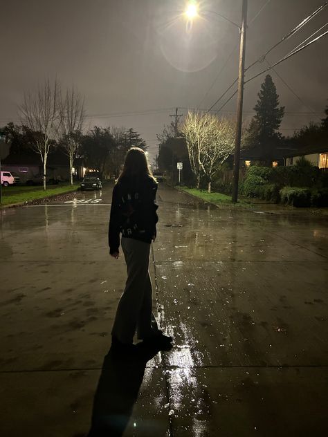 me in the rain Grunge Rain Aesthetic, Tumblr Girly Aesthetic Dark, Loner Girl Aesthetic, Rain Girl Aesthetic, Rain Photo Ideas, Humans Aesthetic, Rain Pfp, Girl In The Rain, Dark Alleyway