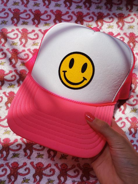 Preppy Caps, Bedrooms Preppy, Preppy Room Ideas, Pfp Preppy, Bedroom Preppy, Preppy Summer Outfit, Y2k Hats, Preppy Pictures, Preppy Hat