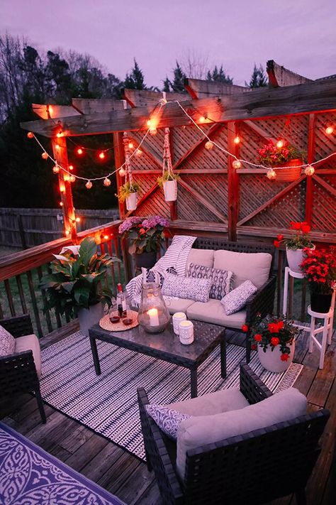 20 Inspiring Deck Designs for the Perfect Summer Retreat Freestanding Deck, Bedroom Deck, Bright Furniture, Architecture Bathroom, Deck Designs, Outdoor Bedroom, Built In Seating, Matching Furniture, Get Ready For Summer