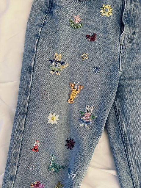 Embroidery On Blue Shirt, Jeans With Beads, Beaded Jeans Diy, Beads On Jeans, Diy Patches On Jeans, Embroiderd Jeans, Patch Jeans Diy, Hand Embroidery Jeans, Custom Jeans Ideas