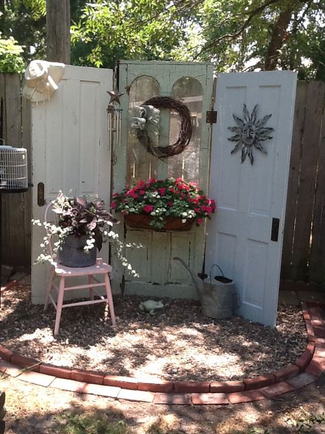 Garden Vignettes, Old Door Projects, Recycled Door, Funny Vine, Flea Market Gardening, Garden Fence Panels, Doors Repurposed, Vintage Doors, Recycled Garden