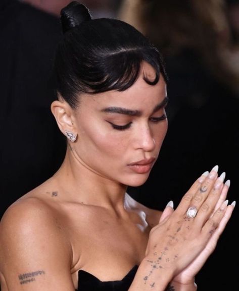 Aura Nails Designs, Selina Kyle Catwoman, Zoe Kravitz Style, Micro Tattoo, Zoe Isabella Kravitz, Aura Nails, Zoë Kravitz, Nails Trends, Selina Kyle