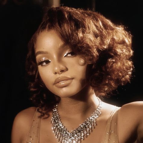 Jheri Curl, Chloe And Halle, Halle Bailey, Black Femininity, Black Celebrities, Female Celebrities, Hair Reference, Romantic Art, Black Is Beautiful