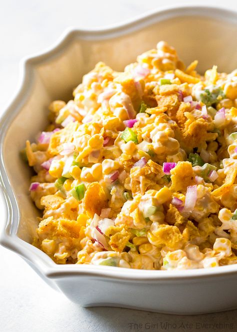 Frito Corn Salad - this is your game day recipe. Corn, Fritos, peppers, and onion. So good! Frito Recipe, Frito Corn Salad, Creative Salads, Chili Cheese Fritos, Salad And Fries, Corn Salad Recipe, Potluck Side Dishes, Salad Aesthetic, Salads For Parties