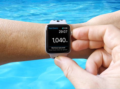 Press the Digital Crown and side button together to pause an Apple Watch swim workout when in waterproof mode. Apple Watch Waterproof, Swimming Pool Signs, Swim Workout, Apple Watch Stand, Swimming Equipment, Best Smart Watches, Samsung Smart Watch, Apple Watch Iphone, Wear Watch