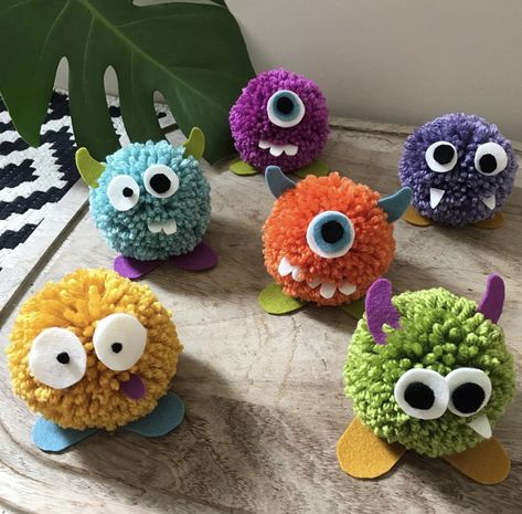 Pom Pom Animals, Pom Pom Maker, Pom Pom Crafts, Camping Crafts, Little Monsters, Halloween Party Decor, Cute Crafts, Yarn Crafts, Pom Poms