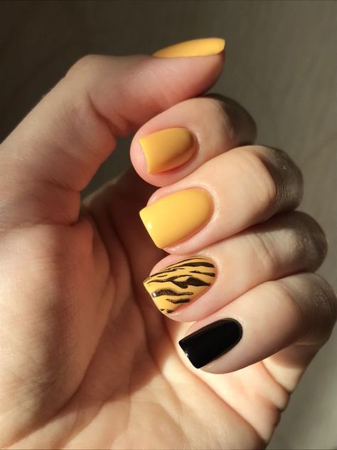 Discover 2024's Spring Nails Yellow Trends: Cute, Chic, and Trendy Manicures Tiki Nails, Spring Nails Yellow, Gel Almond Nails, Minimal Manicure, Tiger Nails, Gel Colors, Nails Yellow, Pretty Toe Nails, Simple Gel Nails