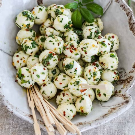 Xmas Apps, Mozzarella Balls Recipe, Marinated Mozzarella Balls, Christmas Girls Night, Cheap Christmas Ornaments, Crostini Toppings, Marinated Mozzarella, Christmas Finger Foods, Cranberry Baking