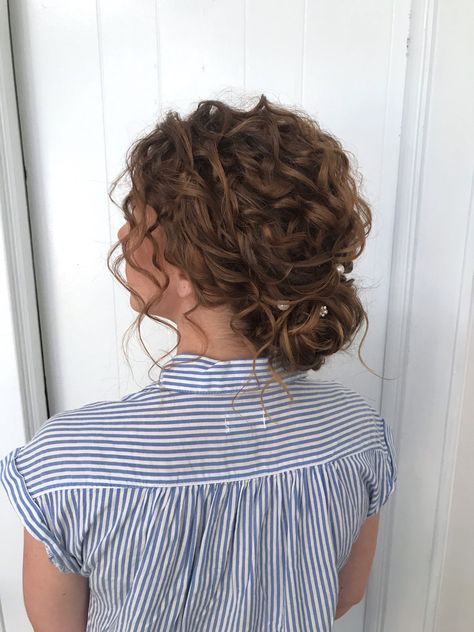 Wedding Buns, Twisted Ponytail, Bun Easy, Curly Bridal Hair, Princess Hairstyle, Curly Hair Up, Party Hairstyle, Short Homecoming Hair, Curly Wedding Hair