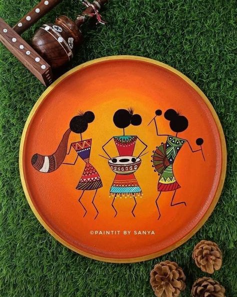 Warli Art On Plate, Round Madhubani Art, Pattachitra Paintings Easy, Warli Painting Ideas, Warli Paintings, Worli Painting, Warli Painting, Plate Painting, Original Abstract Art Painting