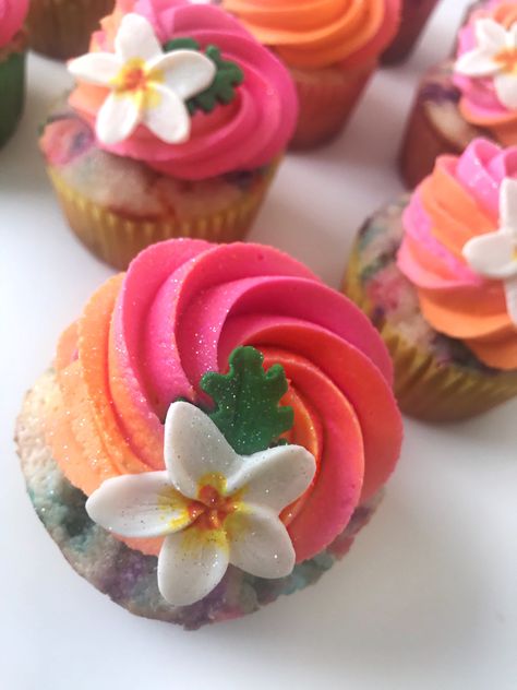 Hawaiian Cupcake Cake, Cupcake Hawaiian Theme, Hawaii Theme Party Cake, Tropical Decorated Cupcakes, Hawian Theme Cupcakes, Tropical Party Cupcakes, Hawaiian Party Cupcakes, Tropical Birthday Cupcakes, Hawaii Cupcakes Ideas