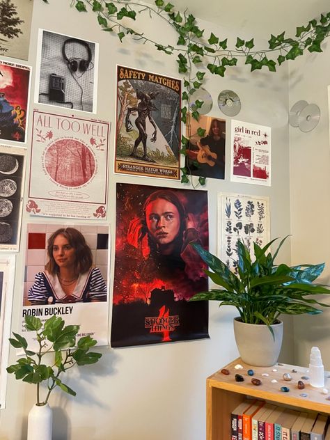 Stranger Things Wall Decor, Stranger Things Aesthetic Room Decor, Strangerthings Posters, Stranger Things Bedroom Aesthetic, Stranger Things Poster Aesthetic, Stranger Things Room Ideas Diy, Stranger Things Room Aesthetic, Stranger Things Inspired Room, Stranger Things Themed Room