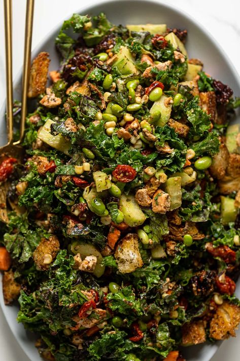 Chopped Kale Salad, Fresh Corn Salad, Chopped Kale, Kale Salad Recipes, Croutons Homemade, Kale Recipes, Summer Salad Recipes, Lunch Salads, Chopped Salad