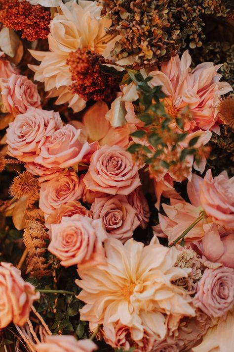 Fall Wallpaper Flower, Floral Esthetics, Fall Floral Aesthetic, Fall Roses, Fall Flowers Wallpaper, Pink Fall Aesthetic, Imac Wallpaper, Color Design Inspiration, Flower Bucket