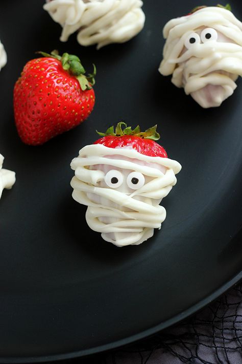 Strawberry Mummies Halloween, Mummy Strawberries Halloween, Strawberry Mummy, Strawberries Halloween, Mummy Strawberries, Strawberry Mummies, Mummy Chocolate Strawberries, Halloween Strawberry, Halloween Strawberries