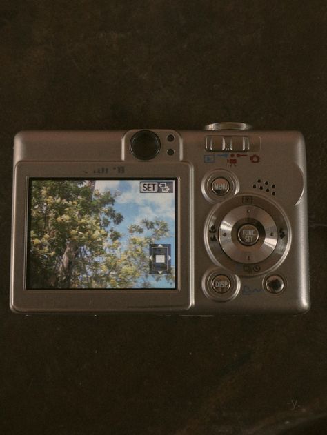 Canon IXUS 40 Old Camera Photography, Canon Ae 1 Aesthetic, Old Camera Photos, Photography Aesthetic Camera, Digital Camera Aesthetic Photos, Filming Camera, Digi Camera, Best Canon Camera, Canon Ixus