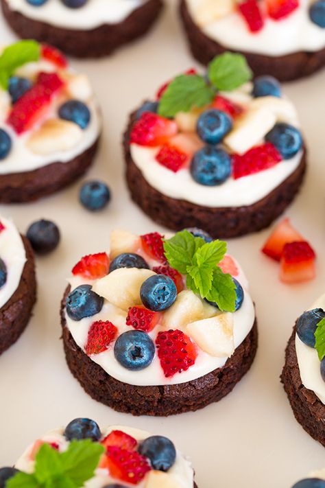 Mini Brownie Fruit Pizzas with Cream Cheese Frosting - Cooking Classy Fruit Pizza With Cream Cheese, Pizza With Cream Cheese, Fruit Pizza Frosting, Fruit Pizzas, Fruit Pizza Sugar Cookie, Fruit Pizza Recipe, Mini Brownies, Brownie Toppings, Dessert Pizza