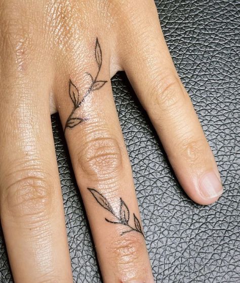 Tattoo Designs Finger, Small Finger Tattoo, Side Finger Tattoos, Inner Finger Tattoo, Flower Finger Tattoos, Simple Finger Tattoo, Finger Tattoo Ideas, Thumb Tattoos, Tattoo Finger