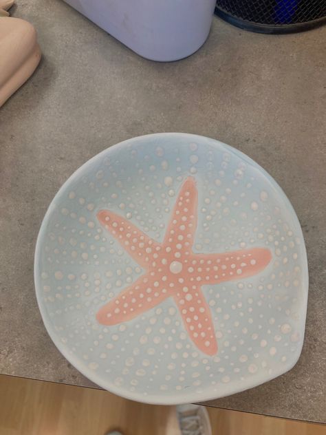 Simple Painting Pottery Ideas, Cute Summer Pottery Painting Ideas, Beachy Pottery Painting Ideas, Bowl Ideas Ceramic, Summer Pottery Ideas, Beach Pottery Painting, Bowl Designs Ceramic, Easy Pottery Painting Ideas For Beginners, Shell Pottery Painting