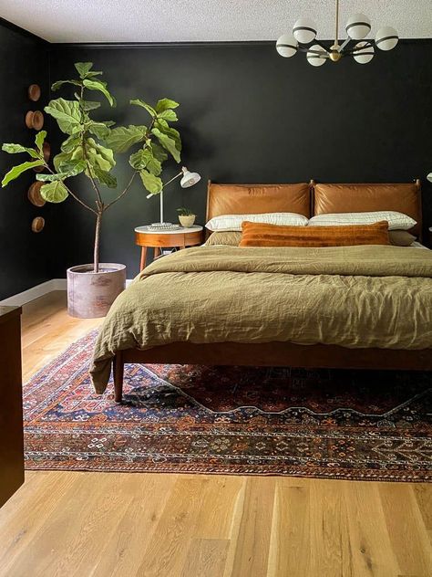 What sheets to buy? Is linen sheets worth it? Talking all about sheets in the post below. #linen #bedding #beddingmusthaves Bedroom Inspirations Minimalist, Interior Design Per La Casa, Moody Bedroom, Bed Rug, Mid Century Modern Bedroom, Clean Bedroom, A Rug, Design Del Prodotto, Design Living Room