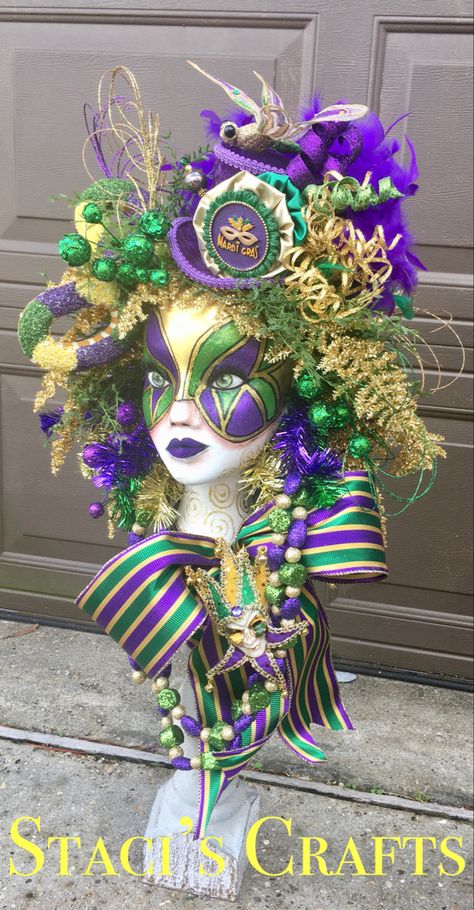 Mardi Gras Headdress, Mardi Gras Masks Diy, Mardi Gras Wreaths, Styrofoam Heads, Wig Heads, Mardi Gras Diy, Mannequin Decor, Mardi Gras Party Decorations, Madi Gras