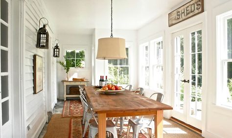 Small sunroom dining room addition - convert a screened porch to sunroom. Modern Farmhouse Sunroom, Sunroom Dining Room, Dining Room Addition, Rustic Farmhouse Dining Room, Sunroom Dining, Small Sunroom, Backyard Dining, Three Season Porch, 3 Season Room