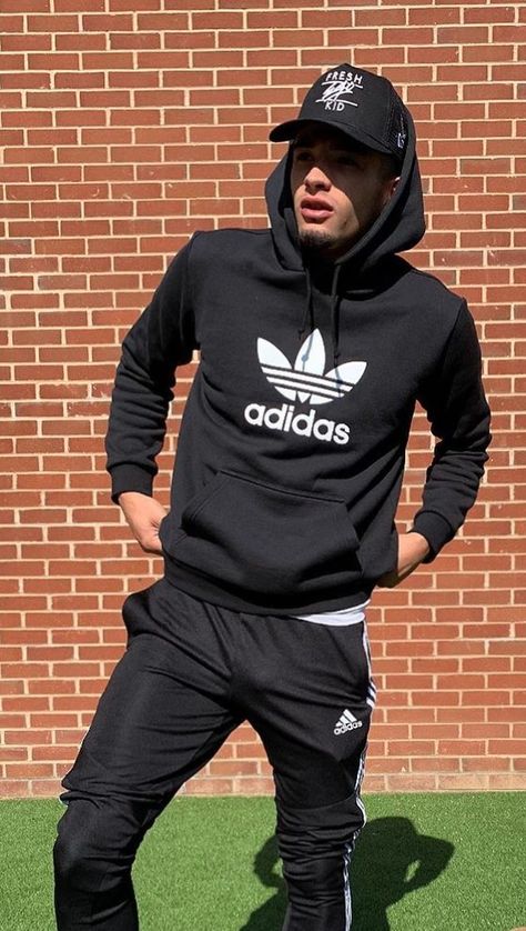 Adidas Trackies, Adidas Pants Outfit, Adidas Outfit Men, Flash Boys, Bad Boy Style, Fitness Apparel, Adidas Outfit, Young Fashion, Mens Style