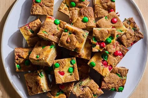 M&M Cheesecake Cookie Bars Cheesecake Cookie Bars, Cookie Cheesecake Bars, Gift Treats, Dessert Bar Recipes, Christmas Menus, Cheesecake Cookie, Cookie Cheesecake, Whats Gaby Cooking, Fruit Bars