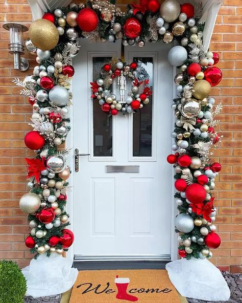 32 Front Door Christmas Decoration Ideas You'll Love Christmas Doors, Neutral Holiday Decor, Diy Christmas Door, Christmas Door Decoration, Christmas Front Door, Front Door Christmas Decorations, Faux Christmas, Christmas Decorations Wreaths, Christmas Front Porch