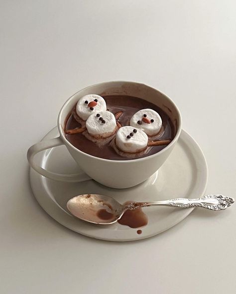 Celine on Instagram: “#sorrysnowman - bonus ⛄️ Hot chocolate w/ marshmallow snowmen, two ways” Christmas Dreaming, Christmas Feeling, Think Food, Warm Christmas, Christmas Aesthetic, Food Obsession, Pretty Food, Christmas Treats, Christmas Baking