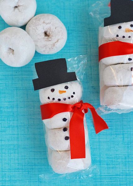 Snowman Donuts, Diy Schneemann, Christmas Party Favors, Office Christmas, Snowman Crafts, Christmas Goodies, Homemade Christmas, Xmas Crafts, Christmas Treats