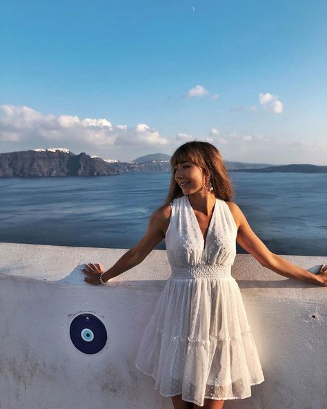 KARINA SAKTURA | TRAVEL DIARY on Instagram: “Last year I fell in love with you Santorini, so it was time for us to meet again 🇬🇷💙 #myplaceintheworld #erasmustrip #4 Oko proroka 🧿 to…” Santorini Oia, Oia Santorini Greece, Girly Outfit, Oia Santorini, White Look, Romantic Outfit, Meet Again, Girly Dresses, Romantic Look