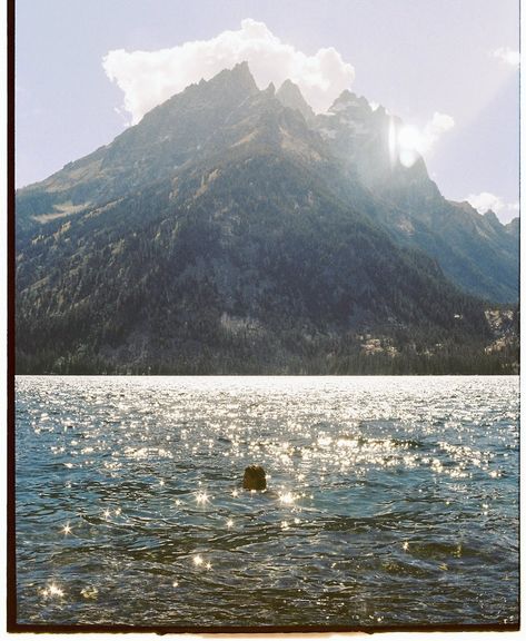 to be young & free in the mountains & lakes #35mm #shotonfilm Lake Aesthetics, Mountain Vacation, Mountain Camping, Dreamy Photography, Adventure Aesthetic, Mountain Vacations, Oui Oui, Lake Superior, Pretty Places