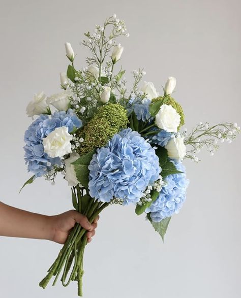 Blue Hydrangea Bouquet With Greenery, Dried Blue Hydrangea Arrangements, Blue Themed Bouquet, Blue Hydrangea Floral Arrangements, Wedding Decorations Hydrangea, Blue Florals For Wedding, Light Blue Outdoor Wedding, Colorful Hydrangea Bouquet, Baby Blue Flower Arrangements