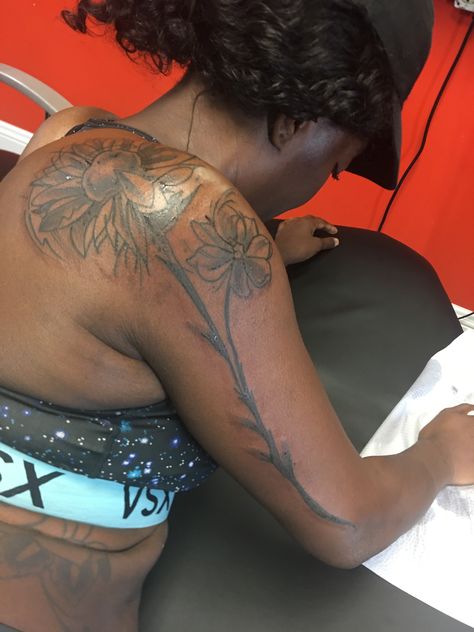 Vines Tattoo, Hibiscus Flower Tattoos, Hibiscus Tattoo, Cute Tats, Flower Tattoo Shoulder, Vine Tattoos, Dark Skin Women, Hibiscus Flower, First Tattoo