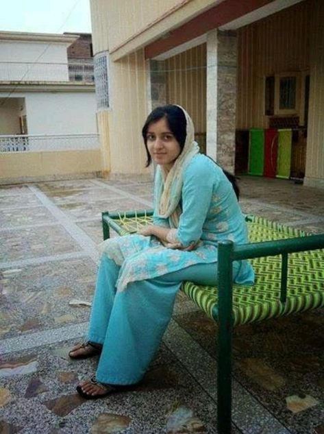 Pakistani Photo, Simple Dress For Girl, Good Evening Friends, Village Girls, India Girl, Desi Video, Packing Moving, Village Girl, Punjabi Dress